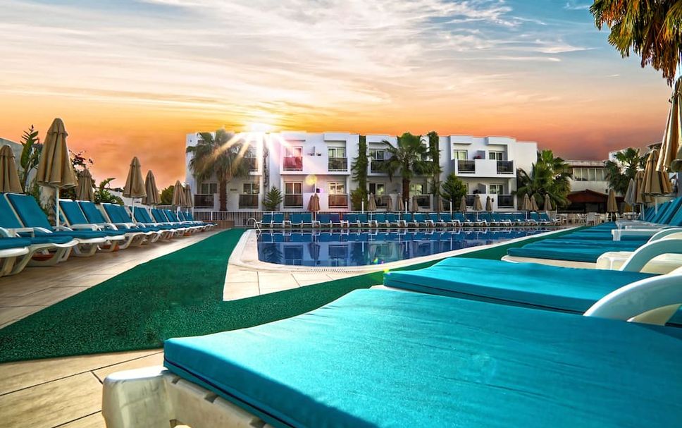 Басейн Фото