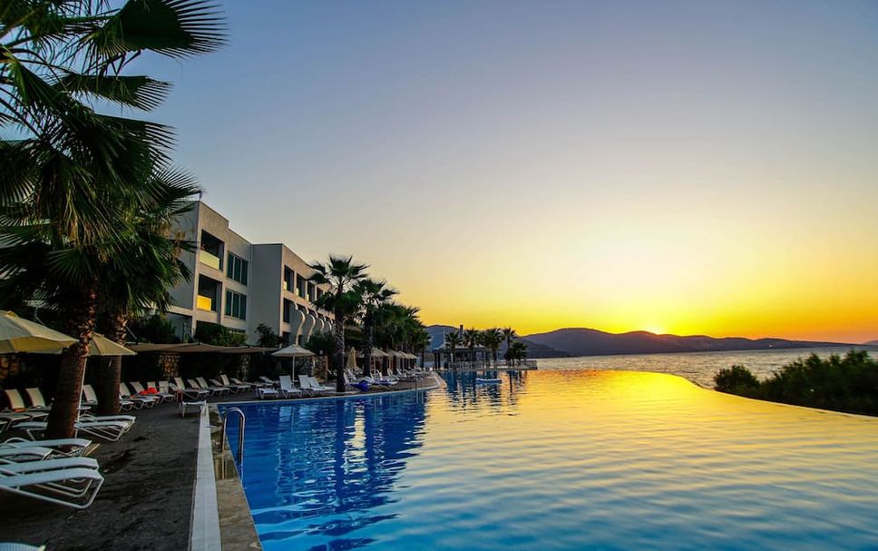 Басейн Фото