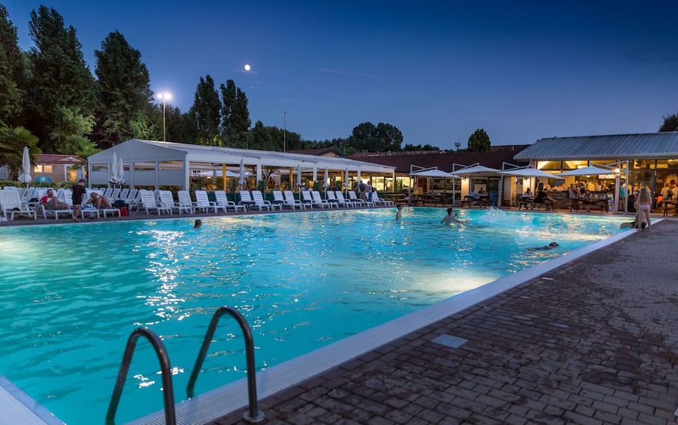 Басейн Фото