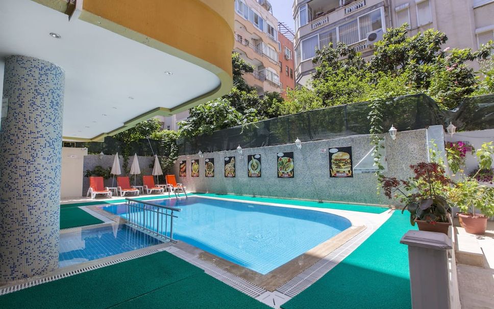 Басейн Фото