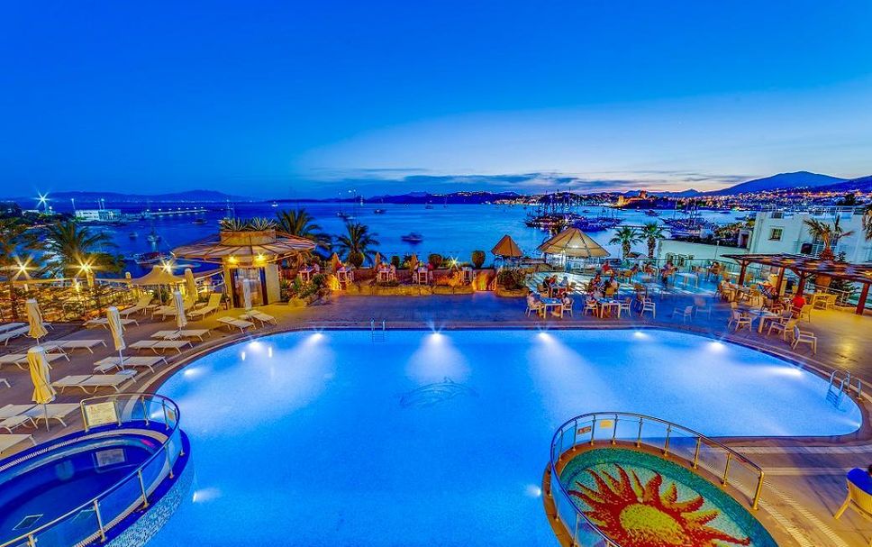 Басейн Фото